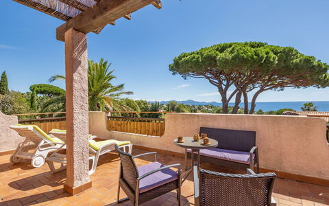 Le Romarin: Ciel, Propriété, Meubles, Plante, Table, Ombre, Bleu Azur, Bois, Mobilier De Jardin, Bâtiment