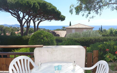 Le Romarin: Ciel, Plante, Meubles, Propriété, Table, Bleu Azur, Arbre, Chaise, Mobilier De Jardin, Loisir