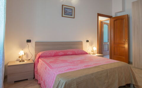 Fuentes: Chambre, Lit, Pièce, Meubles, Drap De Lit, Propriété, Literie, Sol, Cadre De Lit, Mur