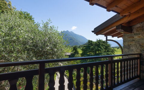 Fuentes: Propriété, Arbre, Maison, Ciel, Immobilier, Balustrade, Architecture, Balcon, Bâtiment, Pièce