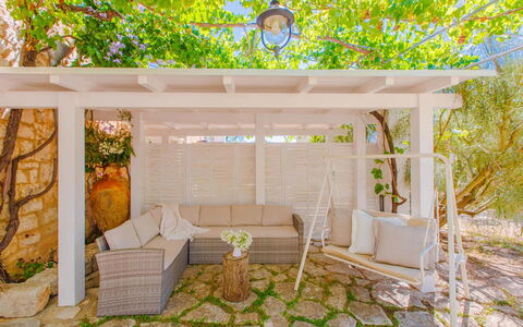 Masseria Pagliamonte: Plante, Bâtiment, Canapé, Mobilier De Jardin, Végétation, Ombre, Bois, Mur, Rectangle, Arbre