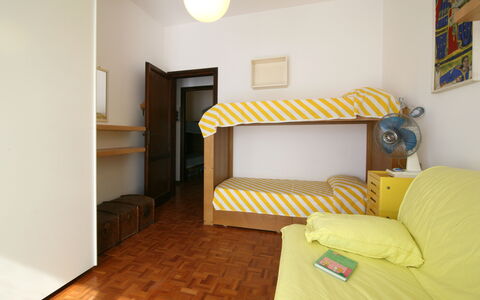 Villa Del Forte: Pièce, Meubles, Lit, Jaune, Propriété, Design Intérieur, Chambre, Sol, Drap De Lit, Mur