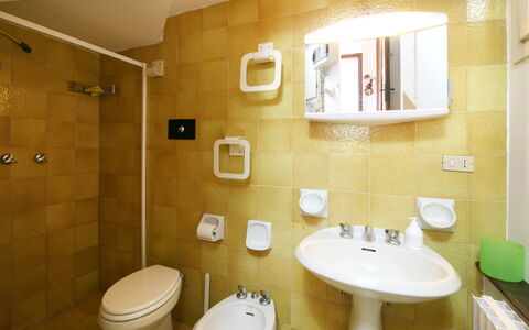 Villa Del Forte: Salle De Bains, Pièce, Propriété, Luminaire Plomberie, Mur, Design Intérieur, Toilette, Lavabo, Architecture, Bâtiment