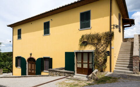 Casale Vacanze Il Granaio: Maison, Propriété, Jaune, Bâtiment, Domicile, Ville, Façade, Immobilier, Architecture, Mur