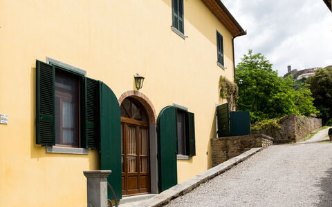 Casale Vacanze Il Granaio: Propriété, Maison, Bâtiment, Architecture, Mur, Jaune, Ville, Quartier, Immobilier, Façade