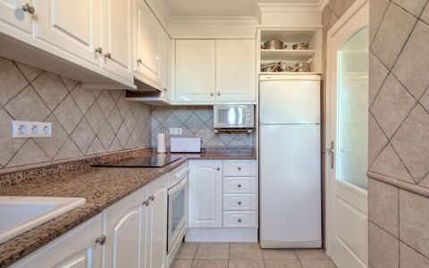 Alqueria Sol: Propriété, Pièce, Comptoir, Tuile, Cabinetry, Meubles, Cuisine, Bâtiment, Design Intérieur, Immobilier