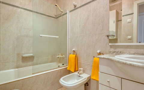 Alqueria Sol: Salle De Bains, Propriété, Pièce, Jaune, Tuile, Design Intérieur, Mur, Immobilier, Architecture, Sol