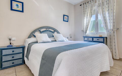 Alqueria Sol: Chambre, Lit, Meubles, Pièce, Drap De Lit, Propriété, Design Intérieur, Cadre De Lit, Mur, Literie