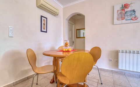 Alqueria Sol: Jaune, Pièce, Propriété, Immobilier, Meubles, Design Intérieur, Table, Bâtiment, Maison, Sol