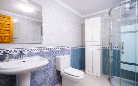 Moraira 905: Salle De Bains, Propriété, Pièce, Tuile, Design Intérieur, Architecture, Bâtiment, Immobilier, Luminaire Plomberie, Sol