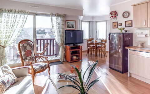 Le Hoc: Pièce, Meubles, Propriété, Design Intérieur, Salon, Bâtiment, Sol, Rideau, Domicile, Plafond