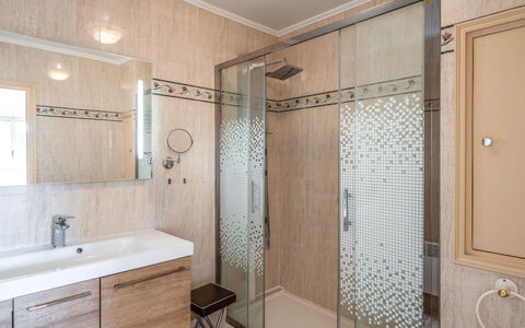 Le Hoc: Luminaire Plomberie, Tete De Douche, Propriété, Robinet, Évier, Miroir, Salle De Bains, Panneau De Douche, Douche