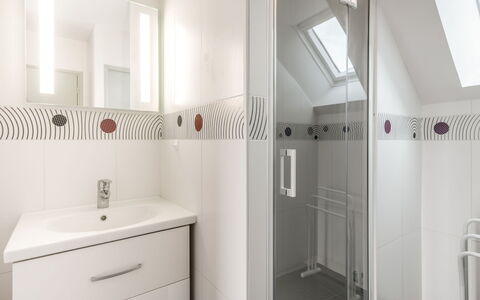 Maison du Port de Pêche: Propriété, Cabinetry, Armoire De Toilette, Évier, Salle De Bains, Bâtiment, Rectangle, Luminaire Plomberie, Design Intérieur
