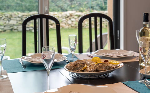 Maison du Port de Pêche: Table, Vaisselle, Aliments, Meubles, Propriété, Vaisselle, Vert, Assiette, Verres À Pied, Verre De Vin
