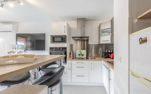 Sainte Maxime 560: Comptoir, Cabinetry, Meubles, Appareil De Cuisine, Cuisine, Évier, Cuisinière, Électroménager, Bois, Tiroir