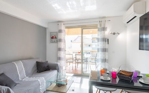 Sainte Maxime 560: Table, Meubles, Canapé, Bâtiment, Design Intérieur, Salon, Sol, Mur, Sol, Rayonnage