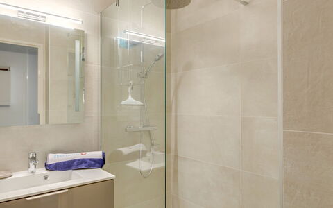 Le Mexico: Salle De Bains, Tuile, Pièce, Propriété, Mur, Douche, Design Intérieur, Sol, Verre, Plafond