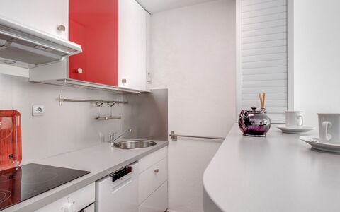 Le Mexico: Comptoir, Blanc, Pièce, Propriété, Cuisine, Meubles, Design Intérieur, Cabinetry, Sol, Architecture