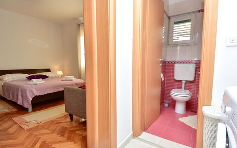 Ivica & Marica: Propriété, Meubles, Bâtiment, Design Intérieur, Confort, Textile, Bois, Sol, Fenêtre, Sol