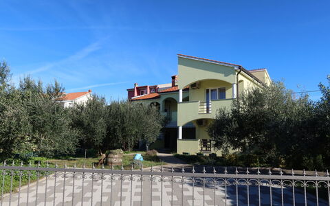 Ivica & Marica: Ciel, Propriété, Plante, Bâtiment, Fenêtre, Lot Terre, Design Urbain, Arbre, Zone Résidentielle, Maison