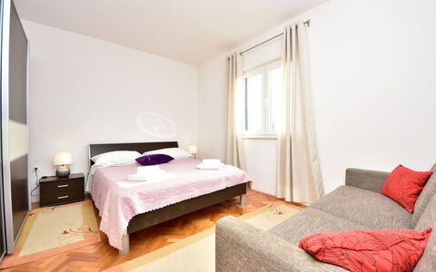 Ivica & Marica: Meubles, Propriété, Cabinetry, Confort, Bâtiment, Bois, Textile, Éclairage, Oreiller