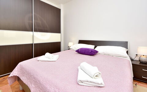Ivica & Marica: Meubles, Propriété, Confort, Design Intérieur, Éclairage, Bois, Cadre De Lit, Bâtiment, Oreiller, Sol