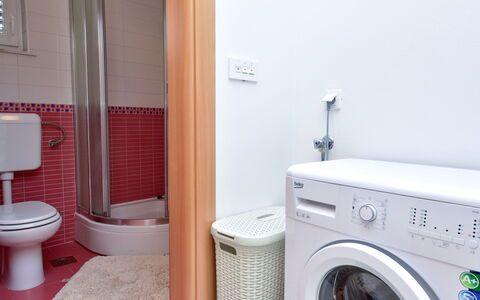 Ivica & Marica: Buanderie, Sécheuse, Machine À Laver, Propriété, Blanchisserie, Siège De Toilette, Toilette, Salle De Bains, Luminaire Plomberie, Violet
