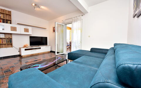 Fliri: Propriété, Meubles, Cadre, Bâtiment, Canapé, Confort, Table, Design Intérieur, Bois, Télévision