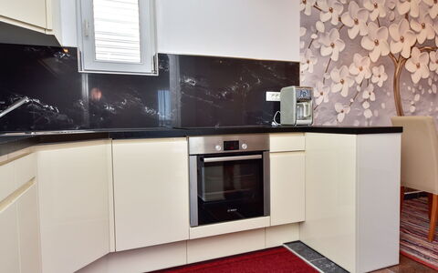 Fliri: Comptoir, Cabinetry, Meubles, Cuisine, Bois, Cuisinière, Électroménager, Éclairage, Design Intérieur, Sol