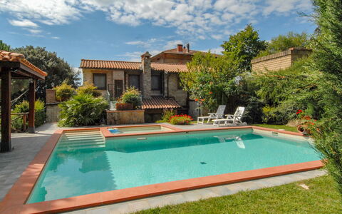 Messi: Propriété, Piscine, Immobilier, Maison, Bâtiment, Biens, Domicile, Herbe, Zone Résidentielle, Loisir