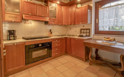 Messi: Marron, Cabinetry, Comptoir, Meubles, Évier, Fenêtre, Robinet, Luminaire Plomberie, Cuisine, Bâtiment