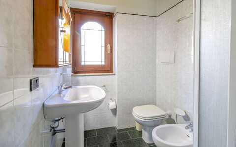 Messi: Luminaire Plomberie, Évier, Robinet, Propriété, Lavabo, Bâtiment, Violet, Salle De Bains, Miroir