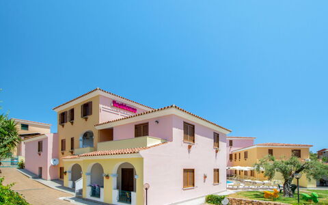 Orosei 678: Façade, Zone Résidentielle, Domicile, Balcon, Établissements Humains, Appartement, Biens, Villa, Hacienda, Hôtel