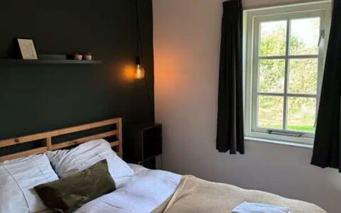 Natuurlijk de Veenhoop: Mur, Meubles, Lit, Bois, Chambre, Design Intérieur, Sol, Sol, Literie, Drap De Lit