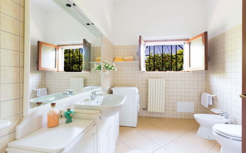 Villa Mediterranea: Salle De Bains, Pièce, Propriété, Design Intérieur, Bâtiment, Maison, Tuile, Sol, Meubles, Baignoire