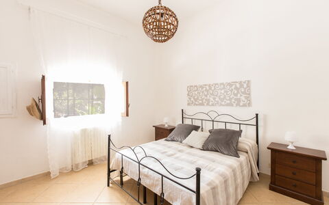 Villa Mediterranea: Chambre, Meubles, Lit, Pièce, Propriété, Drap De Lit, Cadre De Lit, Design Intérieur, Literie, Mur