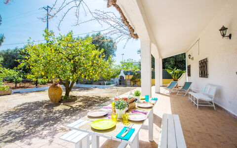 Villa Mediterranea: Propriété, Jaune, Immobilier, Pièce, Bâtiment, Maison, Table, Design Intérieur, Meubles, Vacances