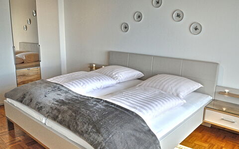 Belvedere: Chambre, Lit, Meubles, Pièce, Propriété, Drap De Lit, Sol, Cadre De Lit, Literie, Matelas