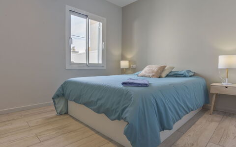 Sangha: Chambre, Meubles, Lit, Pièce, Drap De Lit, Propriété, Sol, Cadre De Lit, Mur, Matelas