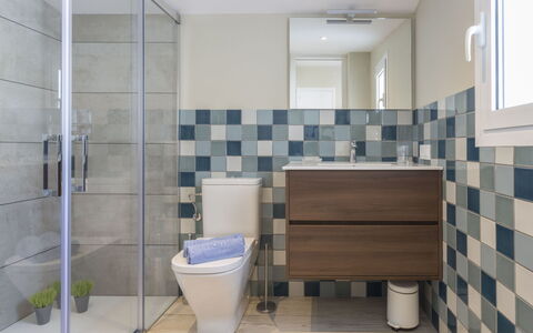 Sangha: Luminaire Plomberie, Propriété, Salle De Bains, Bâtiment, Maison, Toilette, Design Intérieur, Robinet, Bois