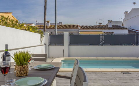 Sangha: Propriété, Maison, Turquoise, Toit, Bâtiment, Immobilier, Meubles, Pièce, Architecture, Mur