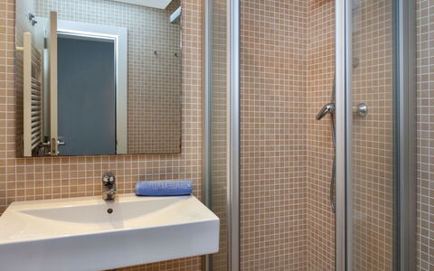 Punta Aromir: Salle De Bains, Tuile, Propriété, Pièce, Mur, Robinet, Immobilier, Design Intérieur, Architecture, Sol