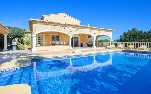 Del Pozo: L'Eau, Ciel, Plante, Piscine, Bleu Azur, Arbre, Bâtiment, Maison, Ombre