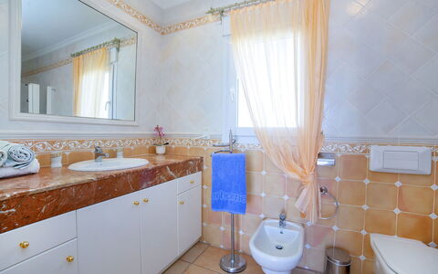 Del Pozo: Salle De Bains, Propriété, Pièce, Design Intérieur, Bâtiment, Immobilier, Maison, Meubles, Sol, Évier