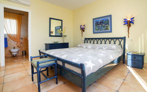 Del Pozo: Chambre, Meubles, Pièce, Propriété, Lit, Drap De Lit, Cadre De Lit, Sol, Matelas, Design Intérieur