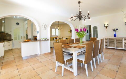 Del Pozo: Propriété, Pièce, Bâtiment, Design Intérieur, Sol, Meubles, Salle À Manger, Maison, Plafond, Tuile