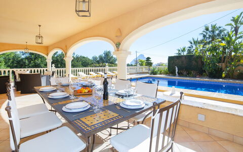 Del Pozo: Table, Meubles, Propriété, Vaisselle, Chaise, Éclairage, Design Intérieur, Ombre, Architecture, Mobilier De Jardin