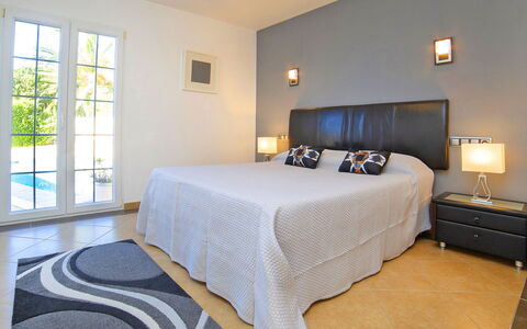 Nadine: Chambre, Lit, Meubles, Pièce, Propriété, Design Intérieur, Cadre De Lit, Drap De Lit, Sol, Mur