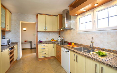 Nadine: Propriété, Pièce, Comptoir, Cuisine, Cabinetry, Bâtiment, Meubles, Jaune, Maison, Design Intérieur