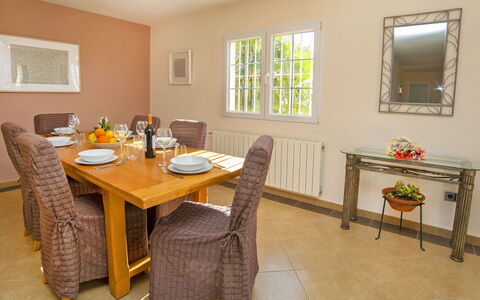 Nadine: Pièce, Salle À Manger, Propriété, Meubles, Table, Sol, Jaune, Design Intérieur, Bâtiment, Maison